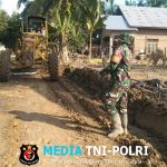 Aksi Cepat Babinsa Koramil 29/Lkh Dampingi Alat Berat Bersihkan Akses Jalan Desa Simpang Tiga