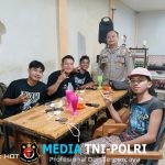 Dengan Senyum dan Canda, Polisi Hadir Jaga Kamtibmas di Malam Hari