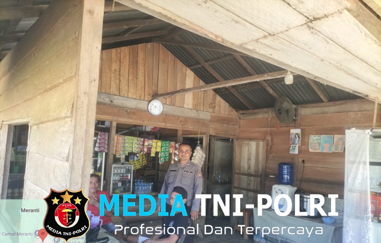 Sentuhan Humanis Polisi Saat Patroli Siang di Wilayah Meranti