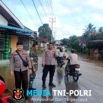 Personel Polsek Ngabang Monitor Lokasi Terdampak Banjir di Desa Raja