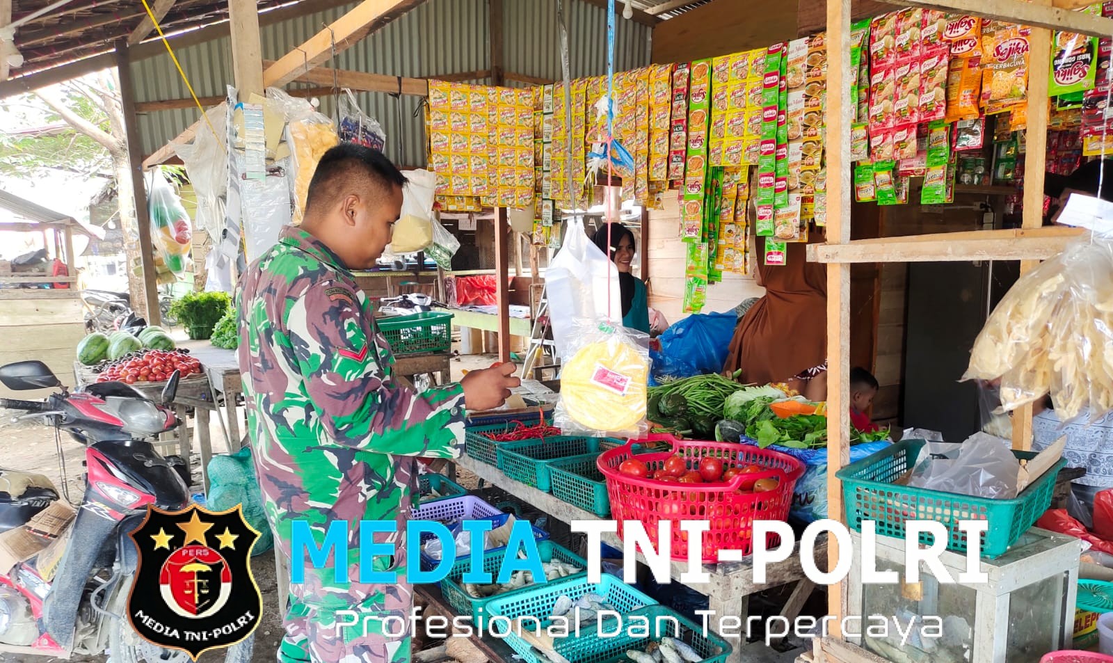 Pastikan Stabilitas Pangan, Babinsa Koramil 28/Pirak Timu Pantau Langsung Harga Sembako di Keude Alue Bungkoh