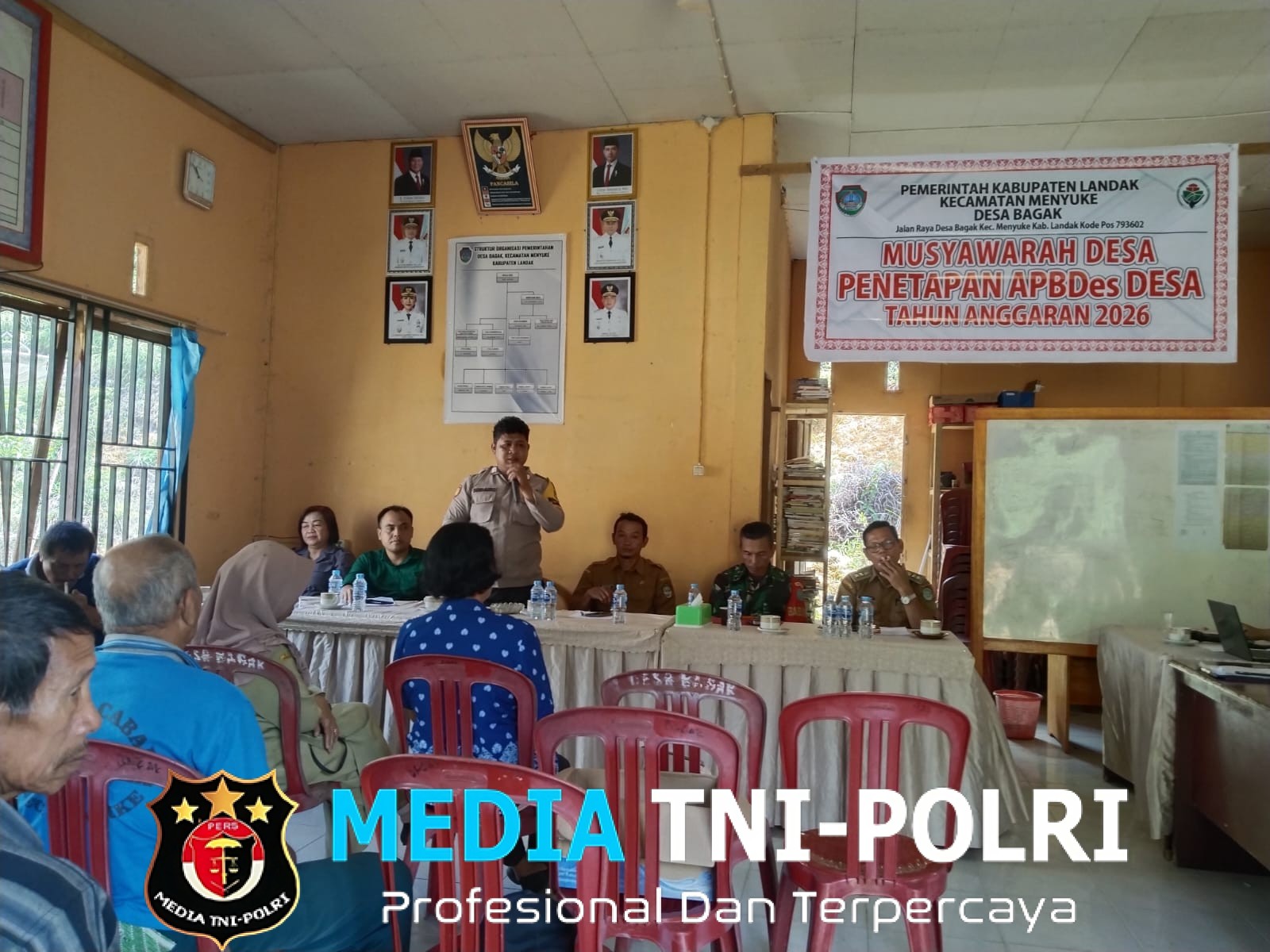 Bhabinkamtibmas Polsek Menyuke Hadiri Kegiatan Muyawarah Desa Bagak