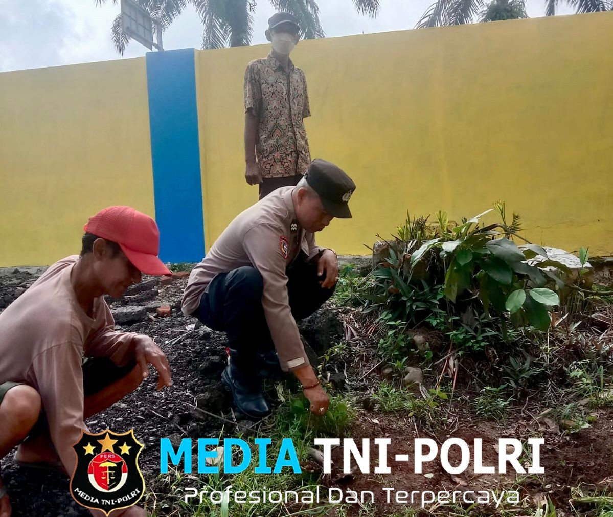 Sinergi Polri dan Warga, Polsek Trimurjo Gotong Royong Jaga Kebersihan Lingkungan
