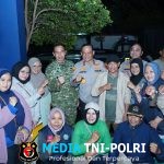 Kapolda Metro Jaya dan Pangdam Jaya Kunjungi Pengungsi Banjir Bagikan Coklat kepada Anak-anak di Rusun Embrio Semper Barat