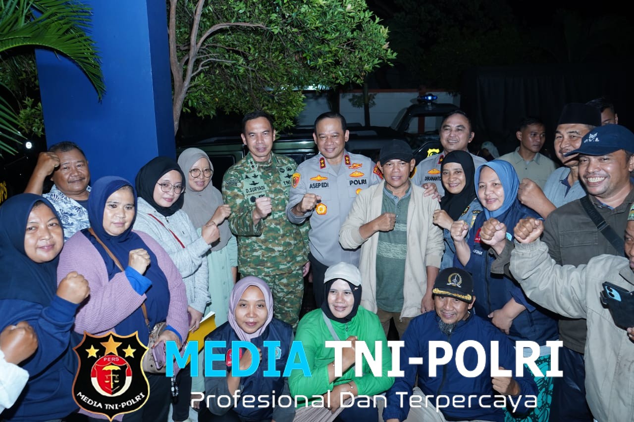 Kapolda Metro Jaya dan Pangdam Jaya Kunjungi Pengungsi Banjir Bagikan Coklat kepada Anak-anak di Rusun Embrio Semper Barat