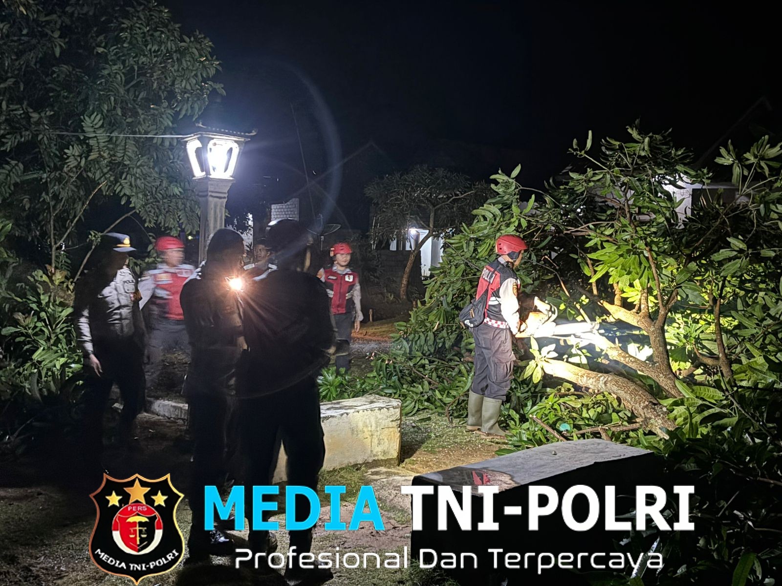 Sigap, Pamapta 1 Polres Lampung Utara Pimpin Evakuasi Pohon Tumbang di Bunga Mayang