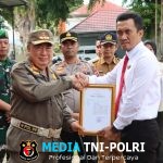 Bupati Tanggamus Drs. H. Mohammad Saleh Asnawi, Berikan Penghargaan kepada 15 Personel Polres Tanggamus