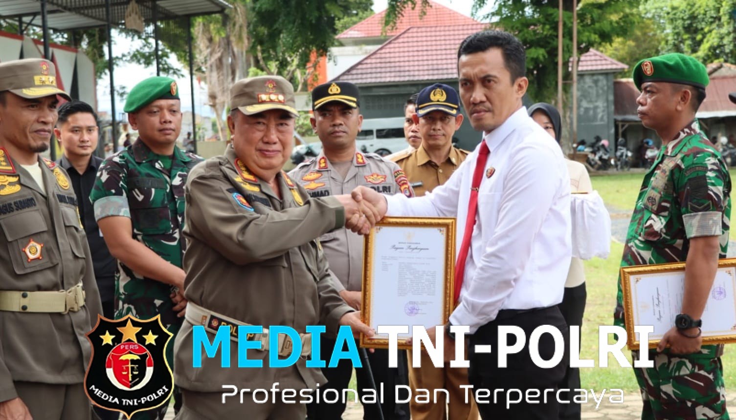 Bupati Tanggamus Drs. H. Mohammad Saleh Asnawi, Berikan Penghargaan kepada 15 Personel Polres Tanggamus