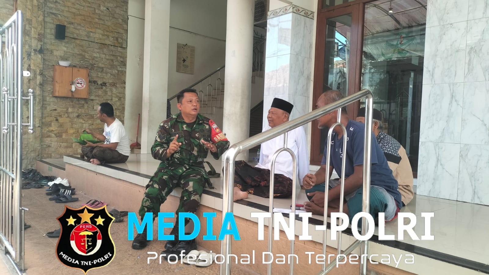 Bincang Santai Dengan Penuh Makna, Babinsa Kemlayan Komsos Dengan Takmir Masjid