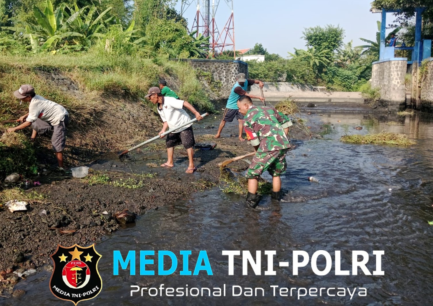 Maksimalkan Pasokan Air Pertanian, Babinsa Karangsari Dan Poktan Margomulyo Bersihkan Saluran Irigasi