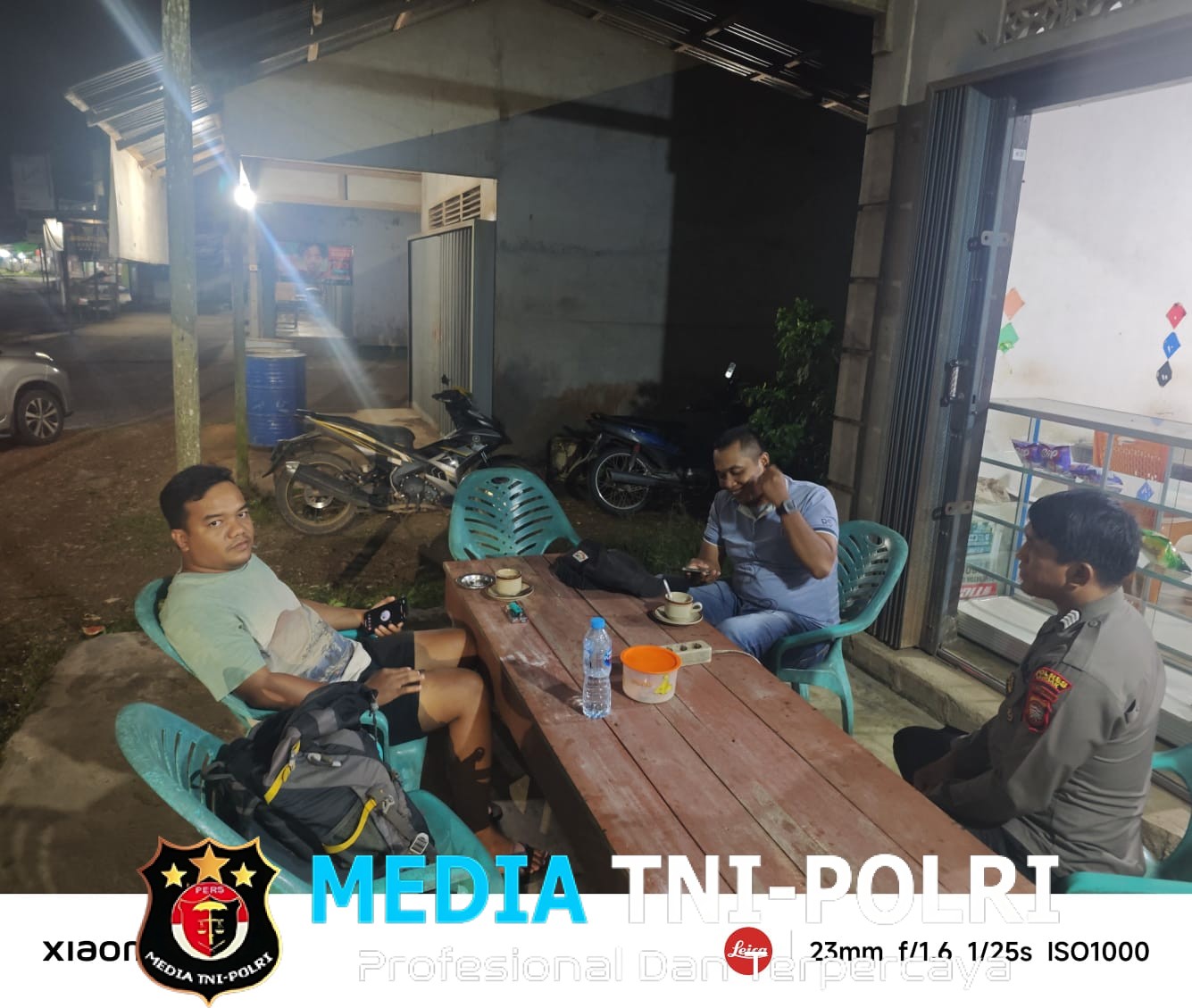 Polisi Sahabat Masyarakat, Hadir Menyapa Warga Saat Santai di Malam Hari