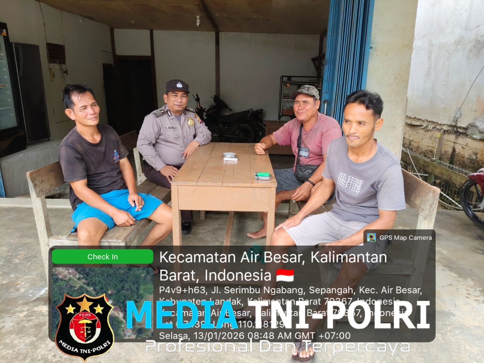 Patroli Siang Polsek Air Besar, Polisi Ingatkan Karyawan dan Ajak Warga Jaga Kamtibmas