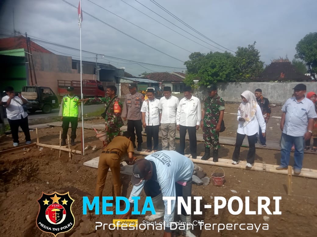 TNI Kawal Kebangkitan Ekonomi Desa, Danramil Sawit Pimpin Peletakan Batu Pertama KDMP Karangduren