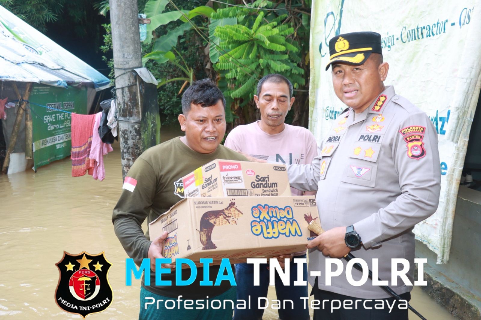 Kapolresta Tangerang Tinjau Banjir di Margasari Tigaraksa, Distribusikan Bantuan