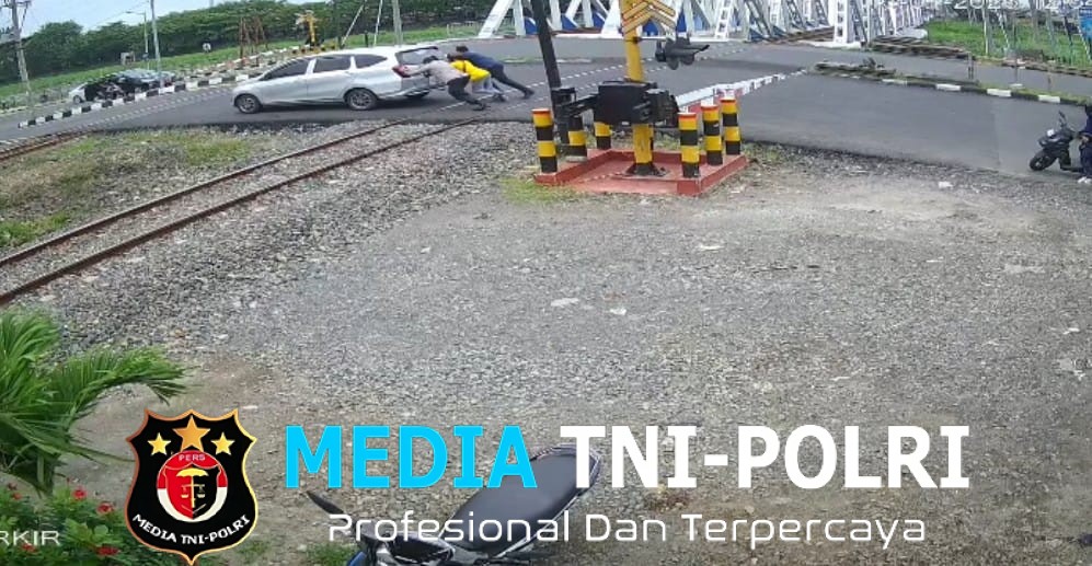 Kesigapan Kabid Humas Polda Jateng, Selamatkan Mobil Mogok dari Perlintasan Kereta Api