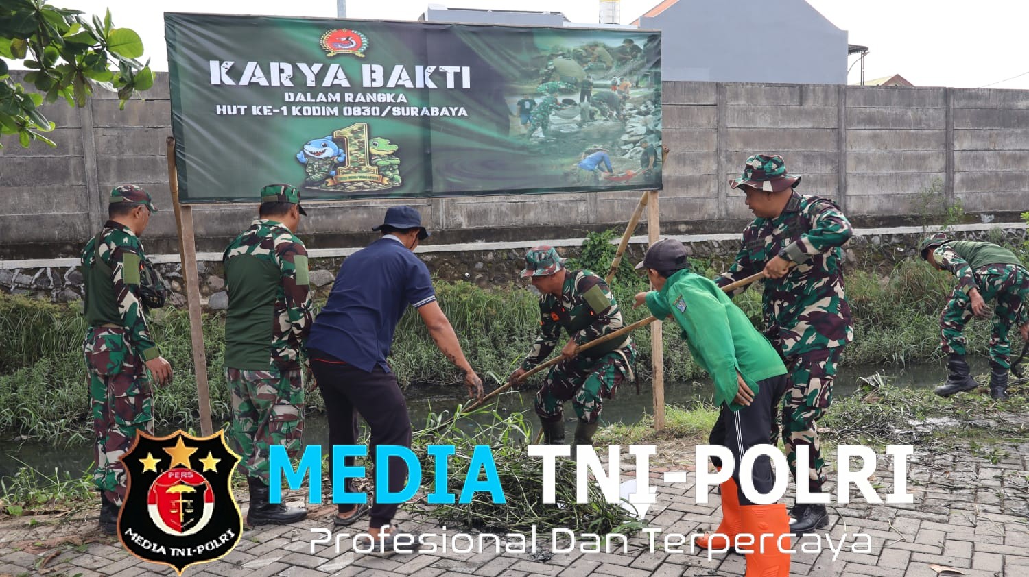 Sambut HUT Kodim 0830 Surabaya, Koramil Rungkut Bersihkan Sungai Sentong Bersama Warga