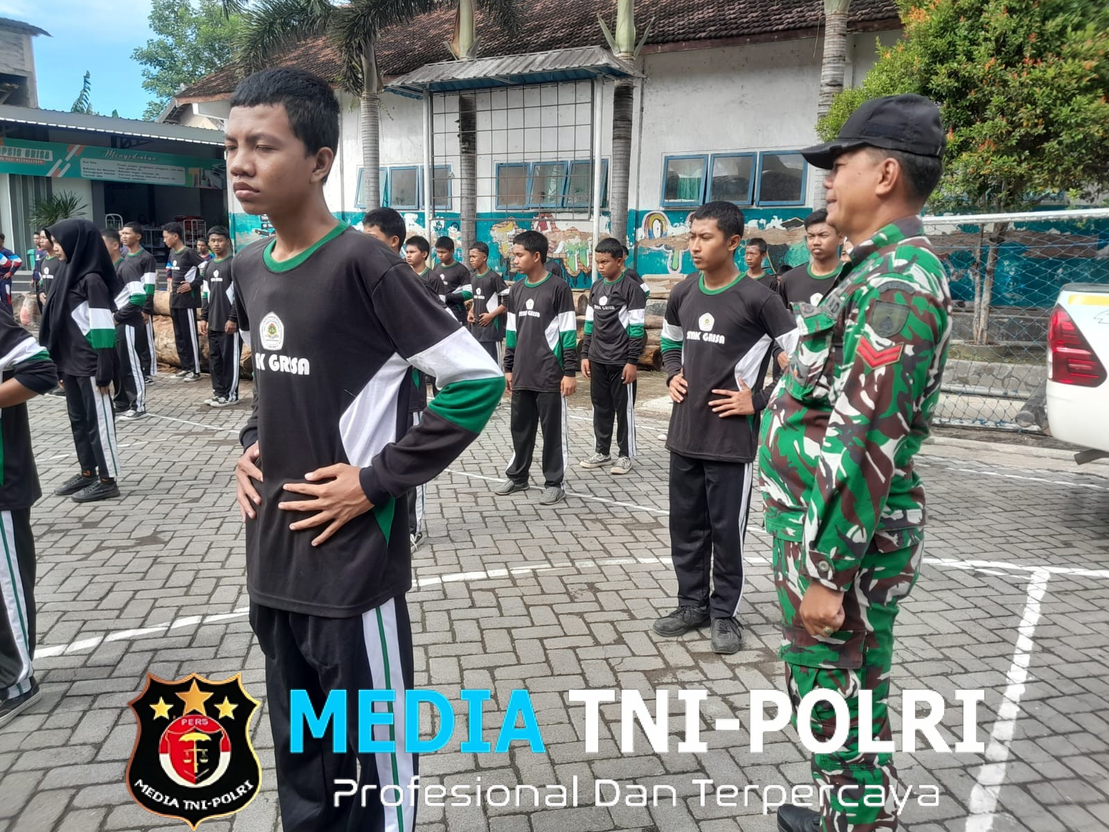 Anggota Koramil 0825-11/Pesanggaran Memberikan Pembinaan Mental dan Fisik Siswa Siswi SMK PGRI Pesanggaran
