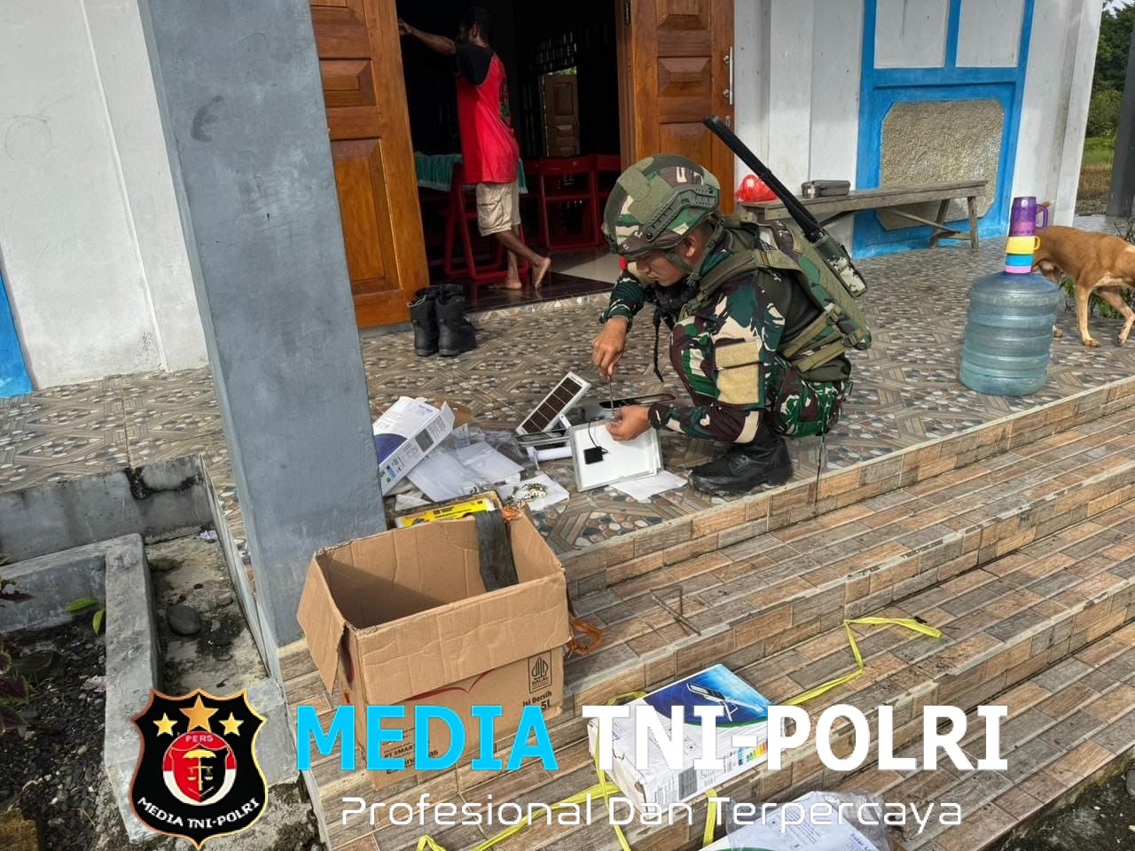 Binter TNI Gerejaku Terang Satgas Yonif 521/DY Berikan Bantuan Penerangan Lampu Solar Cell di Gereja GKI Yoska Yudea Distrik Benawa