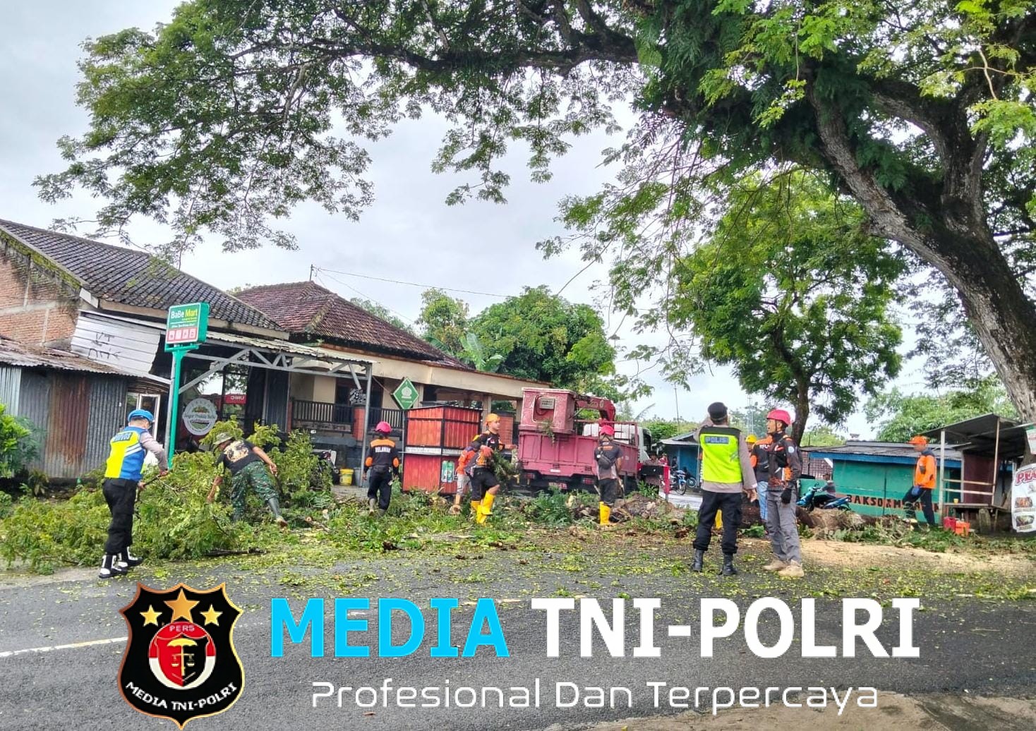 Polsek Pracimantoro Bersama TNI dan BPBD Mitigasi Pohon Rawan Tumbang di Jalur Pracimantoro-Godang