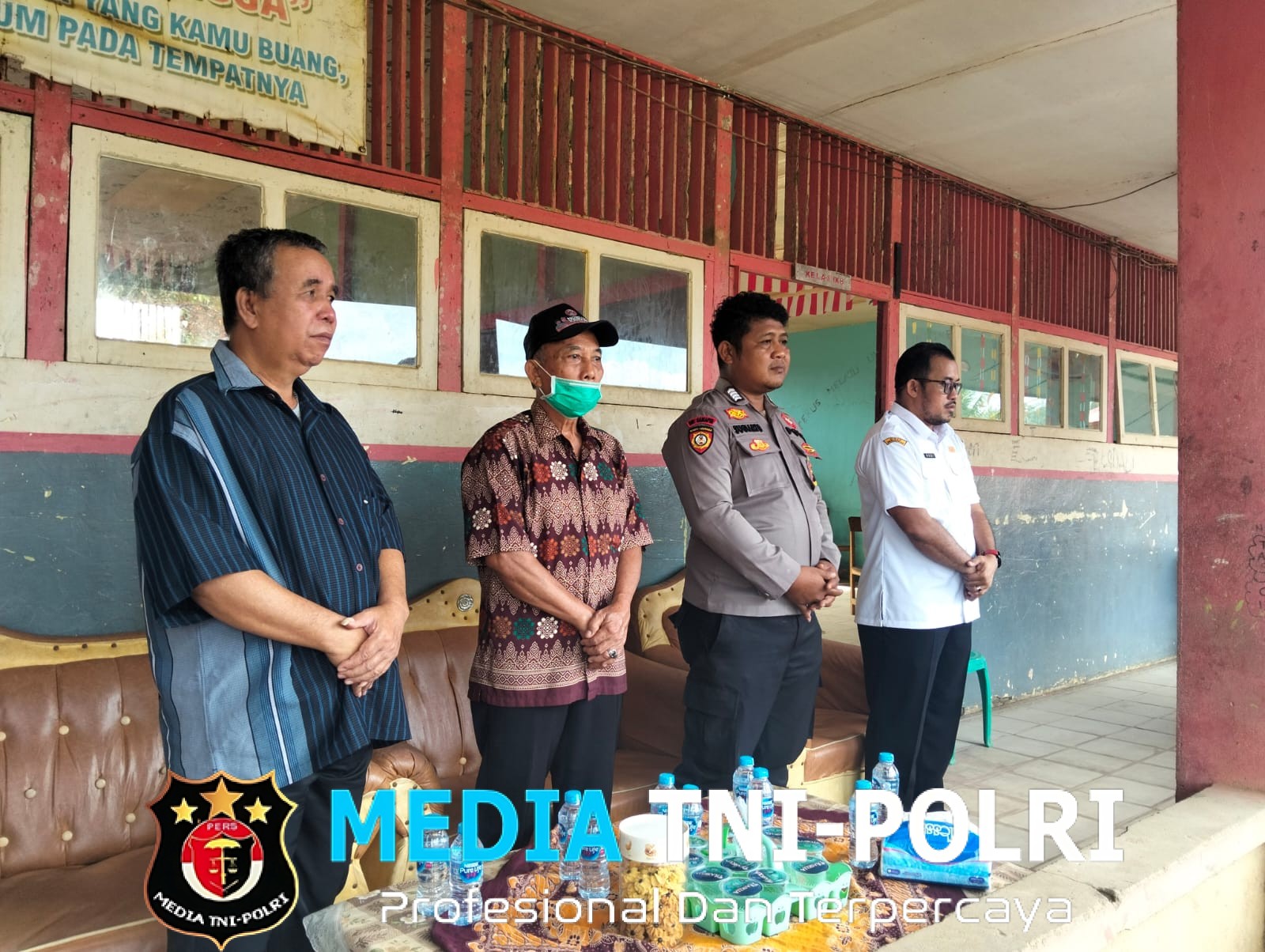 Bhabinkamtibmas Polsek Menyuke Hadiri Natal Bersama Tahun 2025 Ke SMP Negeri 1 Menyuke