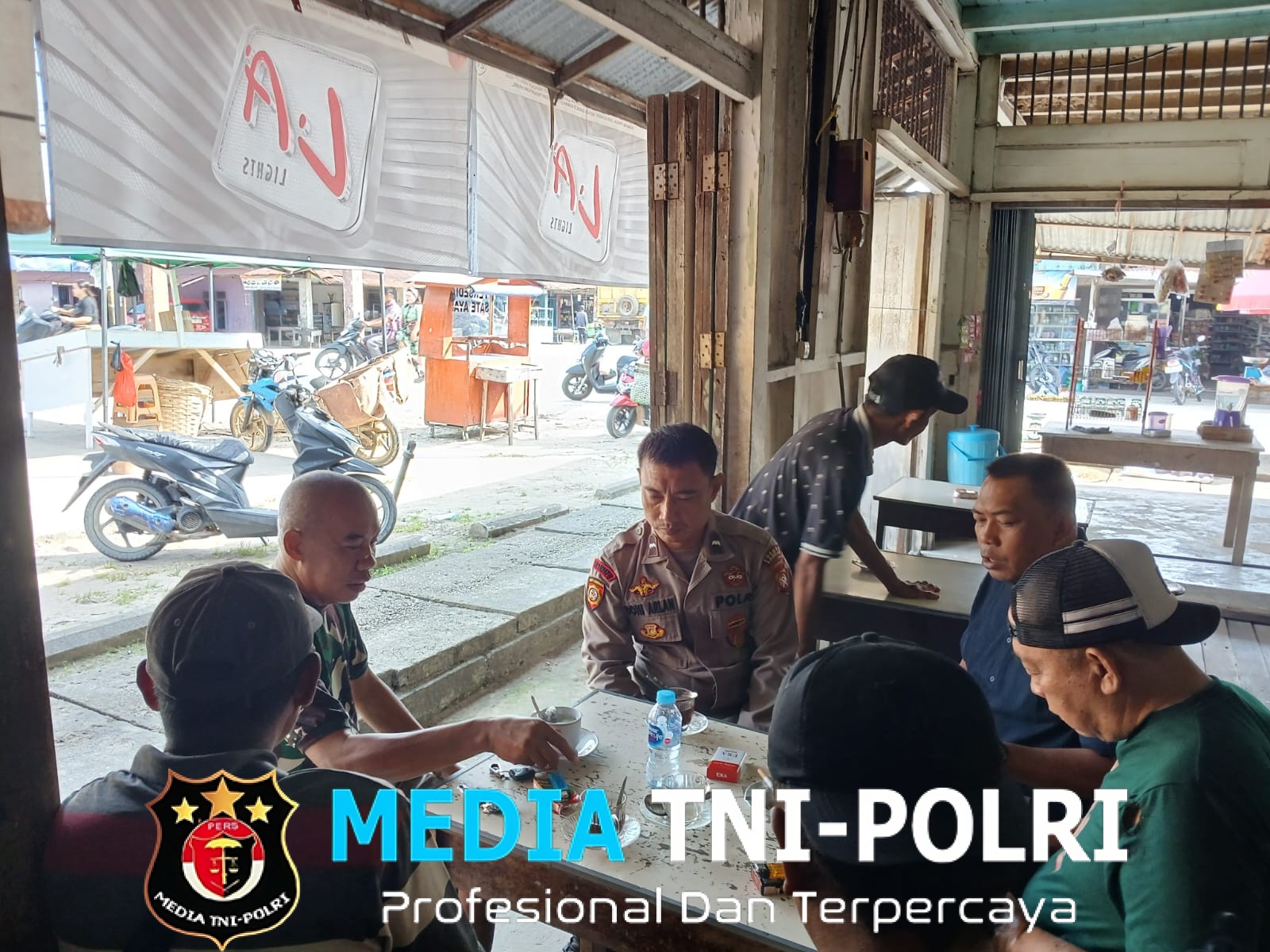 Patroli Siang Humanis, Polsek Mandor Sapa Warga dan Sampaikan Pesan Kamtibmas