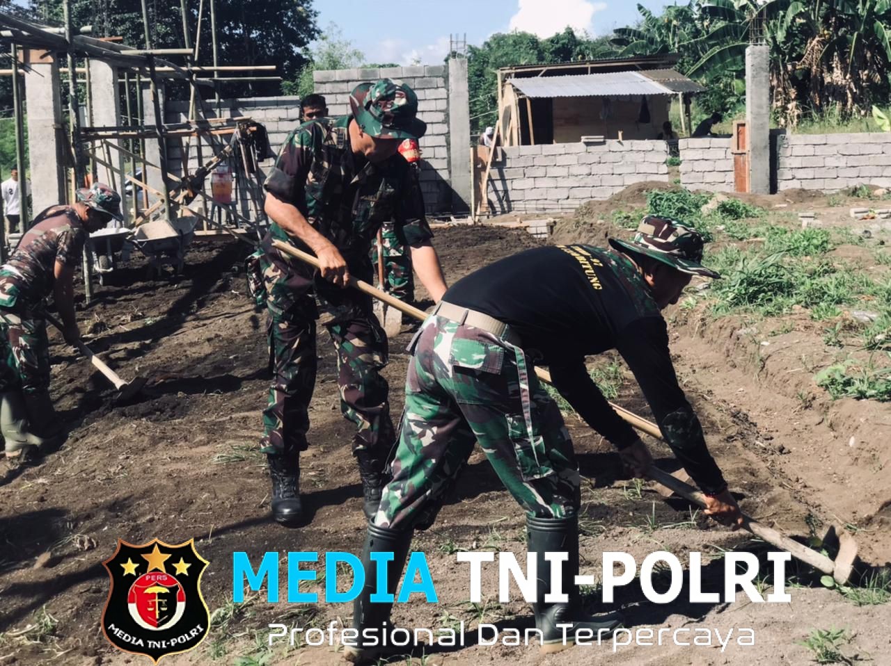Danramil 1310-01/Bitung Turun Tangan Lakukan Perataan Tanah Pembangunan Gerai KDMP Manembo Nembo Atas