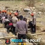 Pemulihan Akses Warga, Brimob Jambi Bangun Jembatan Darurat Antar Desa Kampung Tengah Timur dan Padang Landua