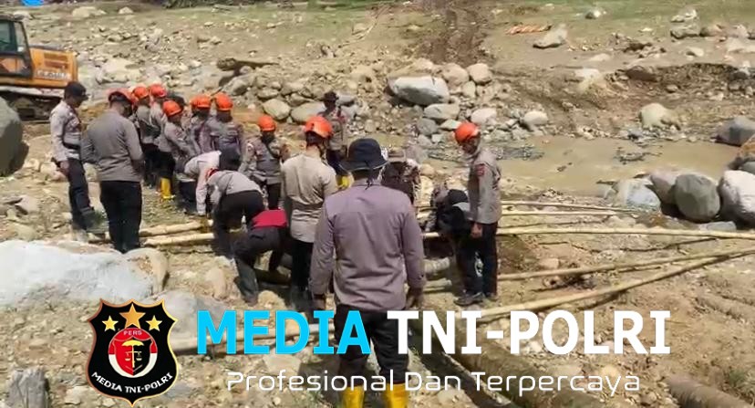 Pemulihan Akses Warga, Brimob Jambi Bangun Jembatan Darurat Antar Desa Kampung Tengah Timur dan Padang Landua