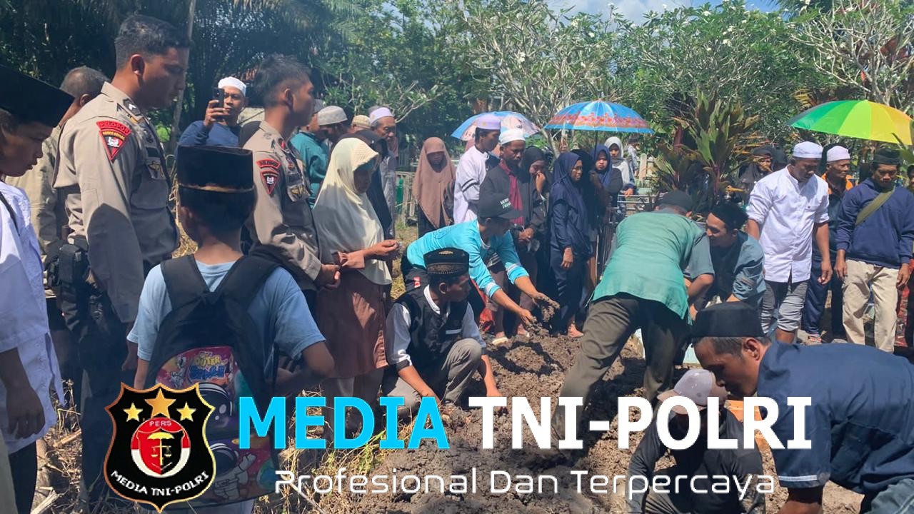 Wujud Kepedulian Sosial, Personel Batalyon B Pelopor Brimob Kalteng Bantu Pengantaran dan Pemakaman Tokoh Masyarakat