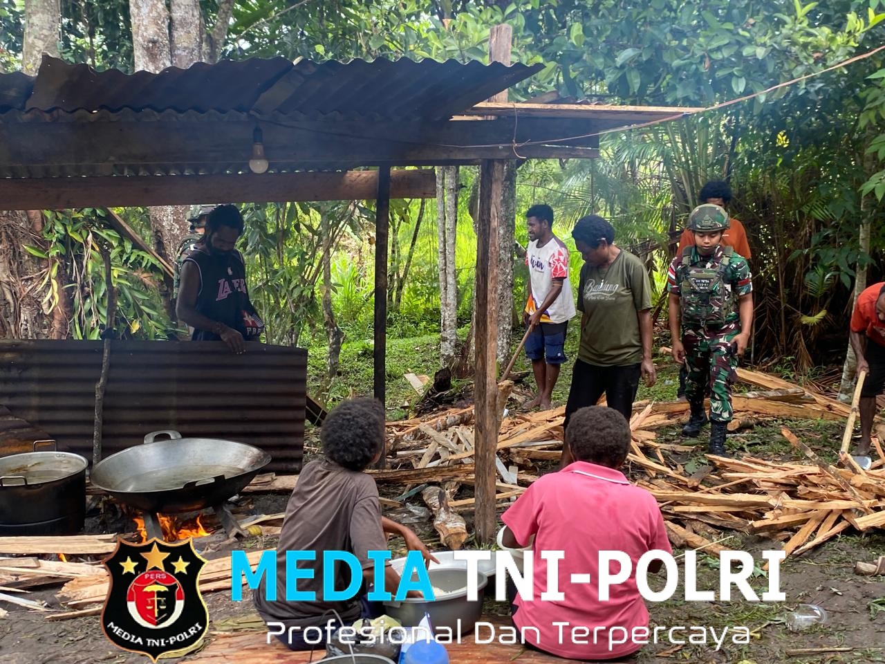 Hadir di Tengah Duka Satgas Yonif 521/DY Turut Belasungkawa Bersama Warga di Distrik Apalapsili