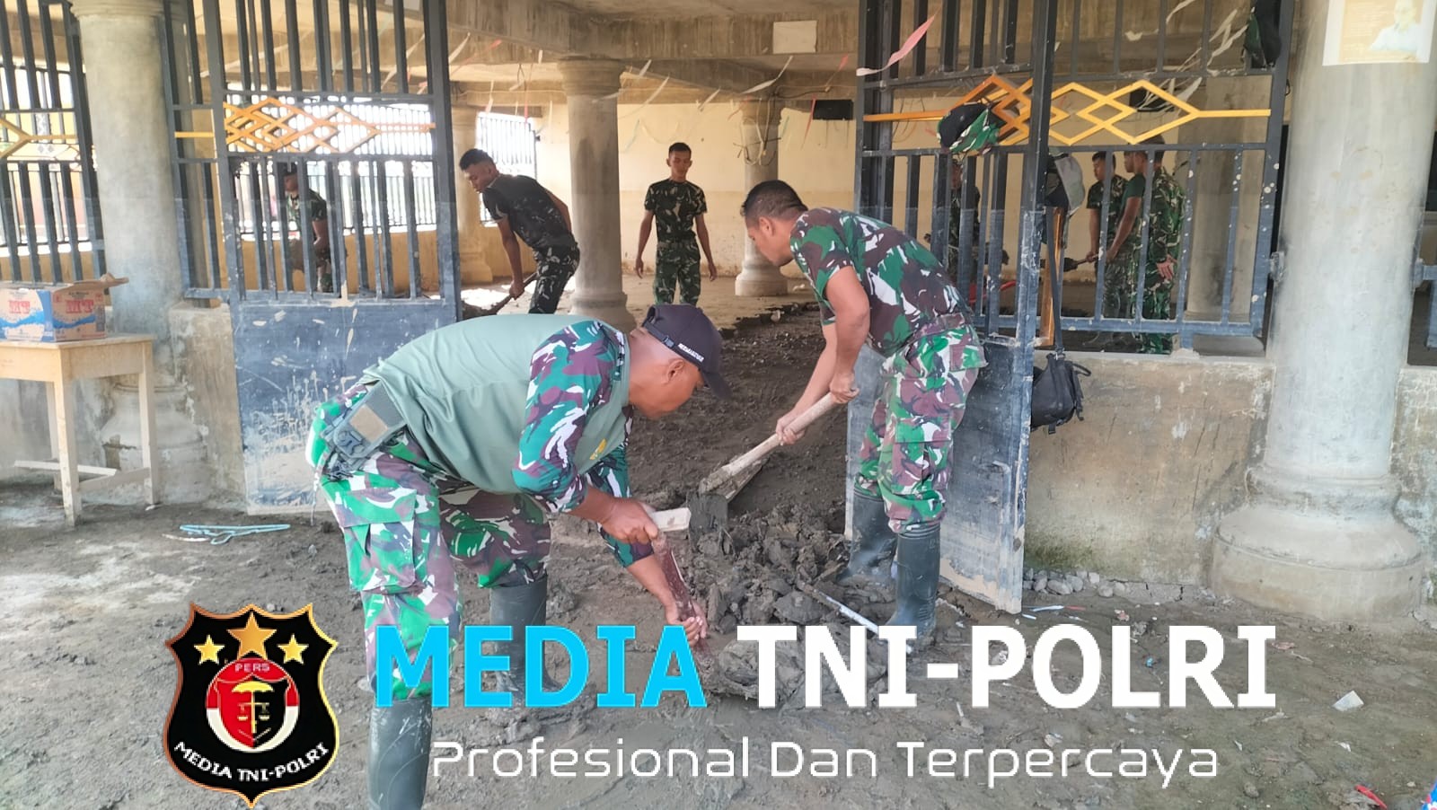 TNI Bersama Masyarakat Laksanakan Pembersihan Meunasah di Desa Matang Maneh, Aceh Utara