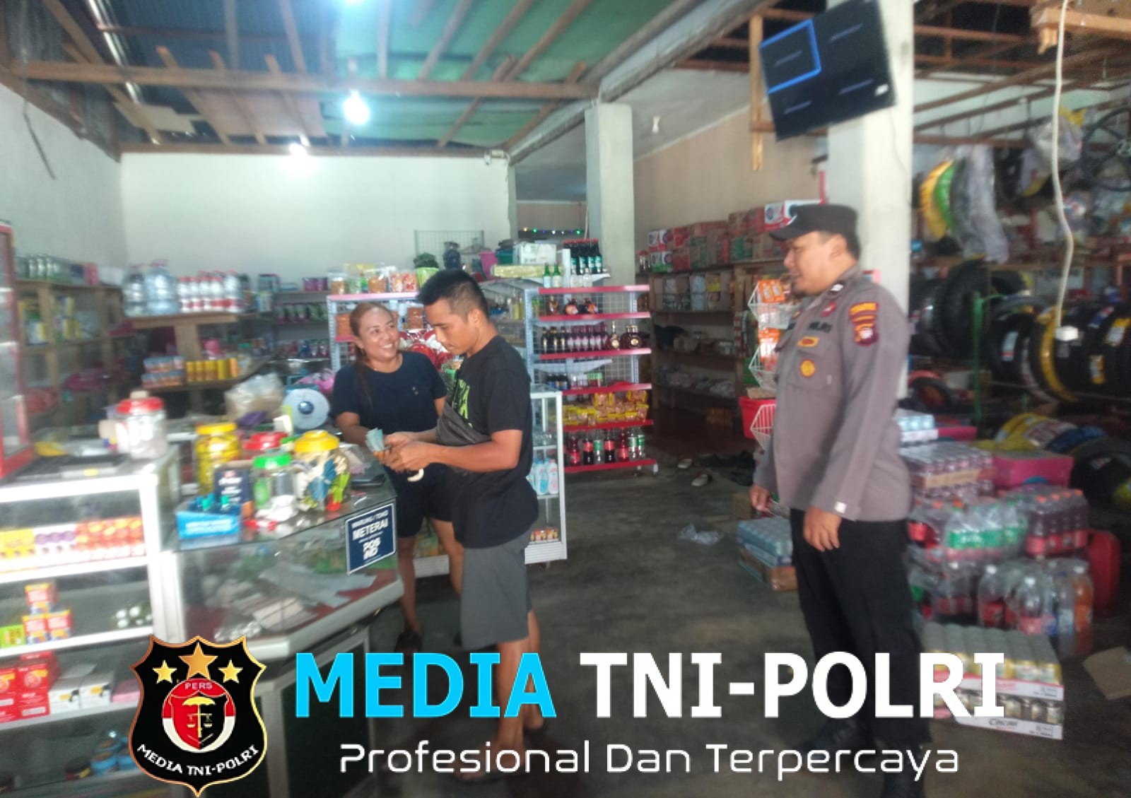 Personel Polsek Kuala Behe Patroli Sambang di Toko Sembako Dan Beri Himbauan Kepada Warga