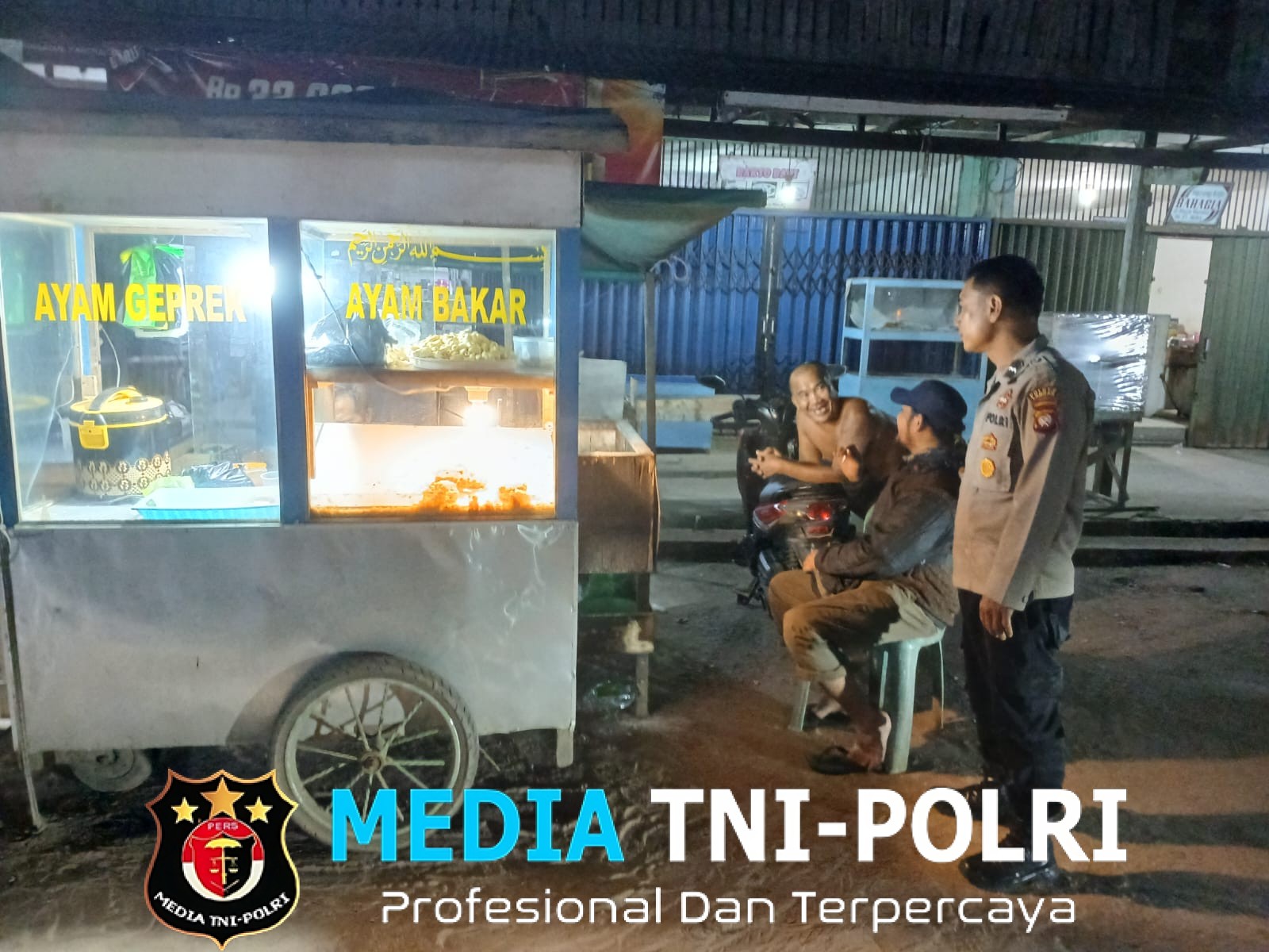 Patroli Dialogis Polsek Mandor, Polisi Sampaikan Pesan Kamtibmas kepada Masyarakat