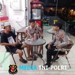 Polisi Menyapa Warga di Malam Hari, Patroli Humanis Jaga Kamtibmas Tetap Kondusif