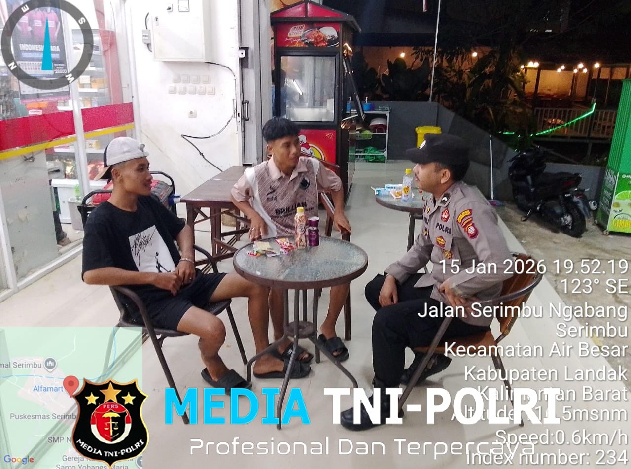 Polisi Menyapa Warga di Malam Hari, Patroli Humanis Jaga Kamtibmas Tetap Kondusif