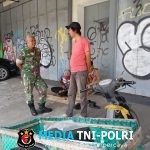 Sempatkan Waktu Senggang, Babinsa Kratonan Komsos Dengan Penjual Es Balok