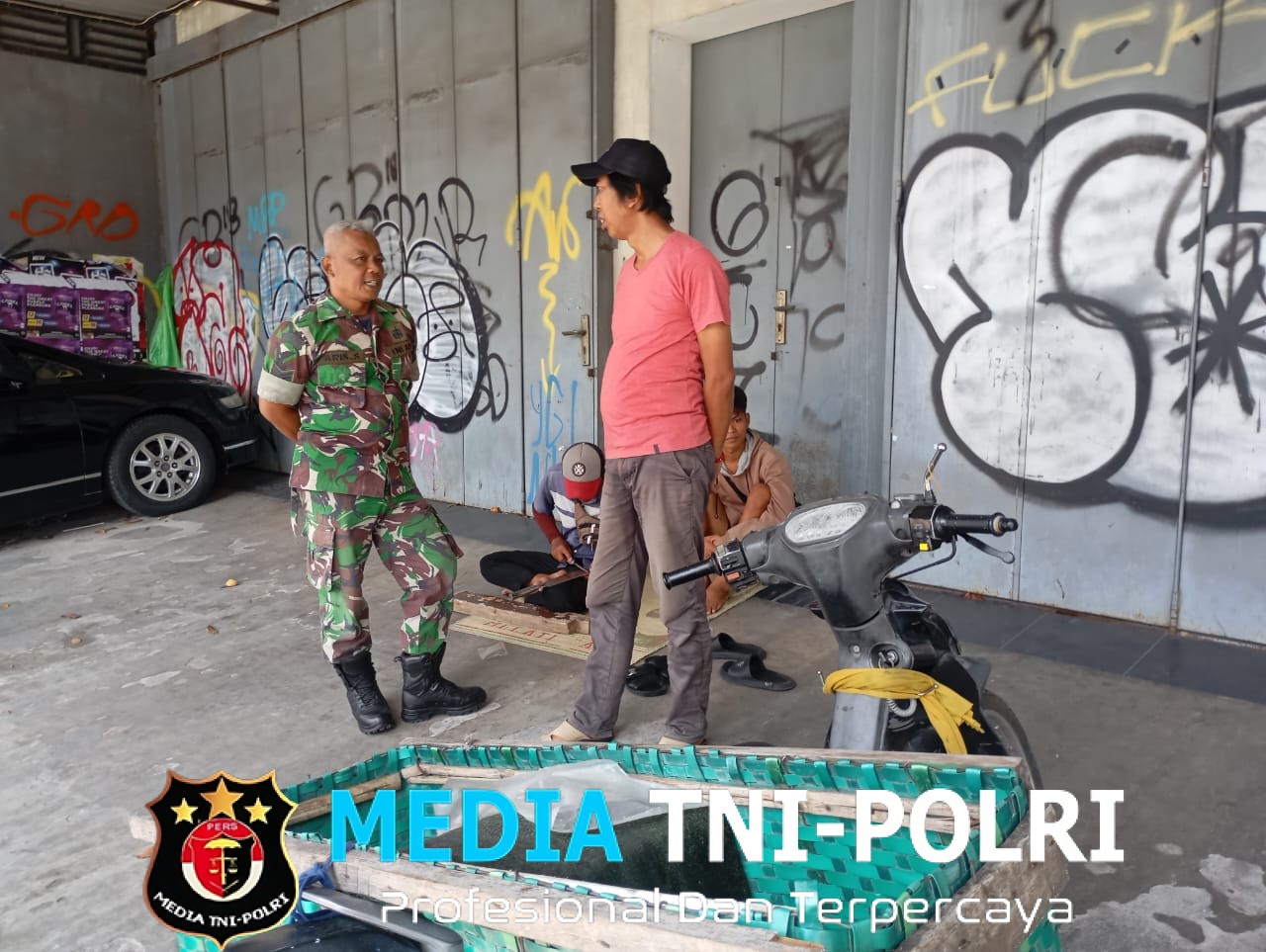 Sempatkan Waktu Senggang, Babinsa Kratonan Komsos Dengan Penjual Es Balok