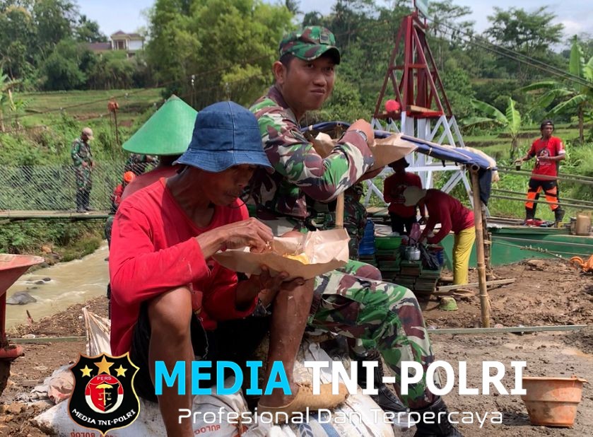 Nasi Bungkus Bukti Kemanunggalan TNI Dan Warga Dilokasi Pembangunan Jembatan Gantung Garuda
