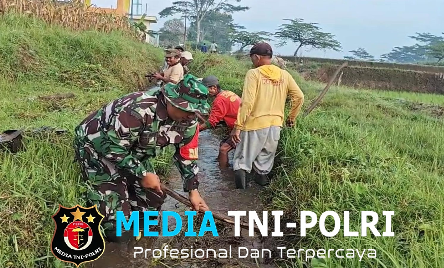 Optimalkan Pasokan Air Sawah, Babinsa Turun Tangan Bersihkan Saluran Irigasi