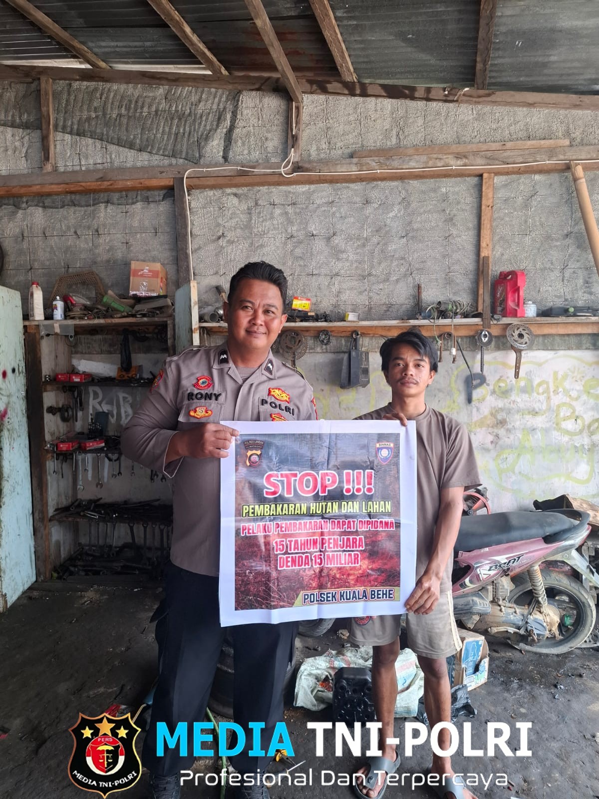 Patroli Sambang Kepolisian Berikan Edukasi Pencegahan Karhutla di Kecamatan Kuala Behe