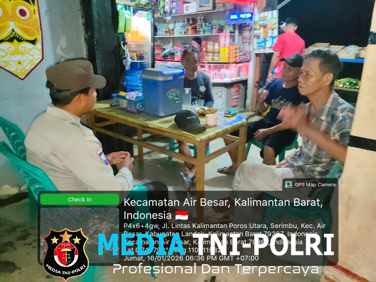 Patroli Malam Penuh Keakraban, Polisi dan Warga Ngobrol Santai Bahas Keamanan