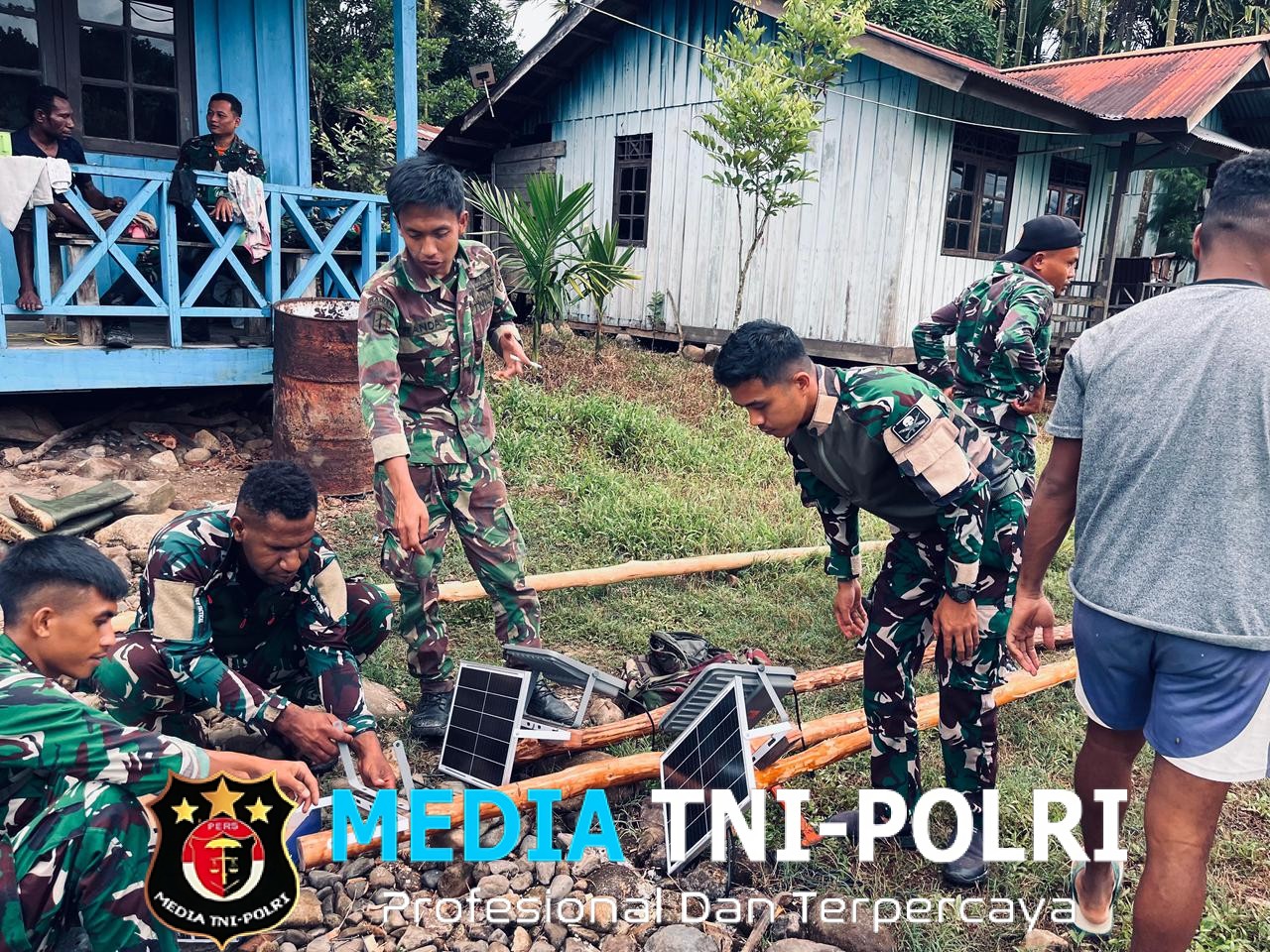 Pos Selal Satgas Yonif 751/VJS Pasang Lampu Tenaga Surya di Kampung Beringin Malam Tak Lagi Gelap, Aktivitas Warga Lebih Aman