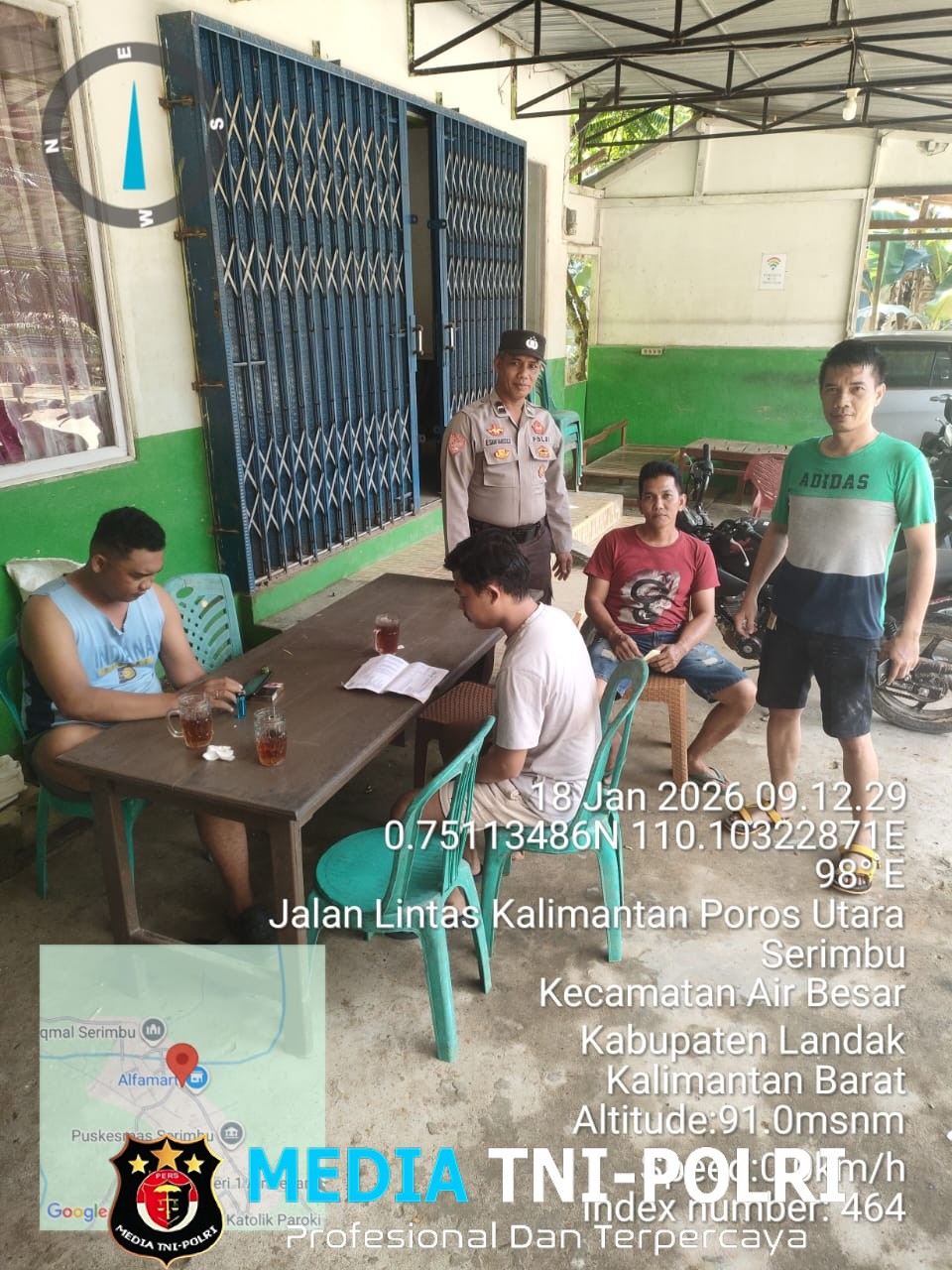 Patroli Sambil Silaturahmi, Polisi dan Warga Air Besar Tampak Akrab Penuh Canda