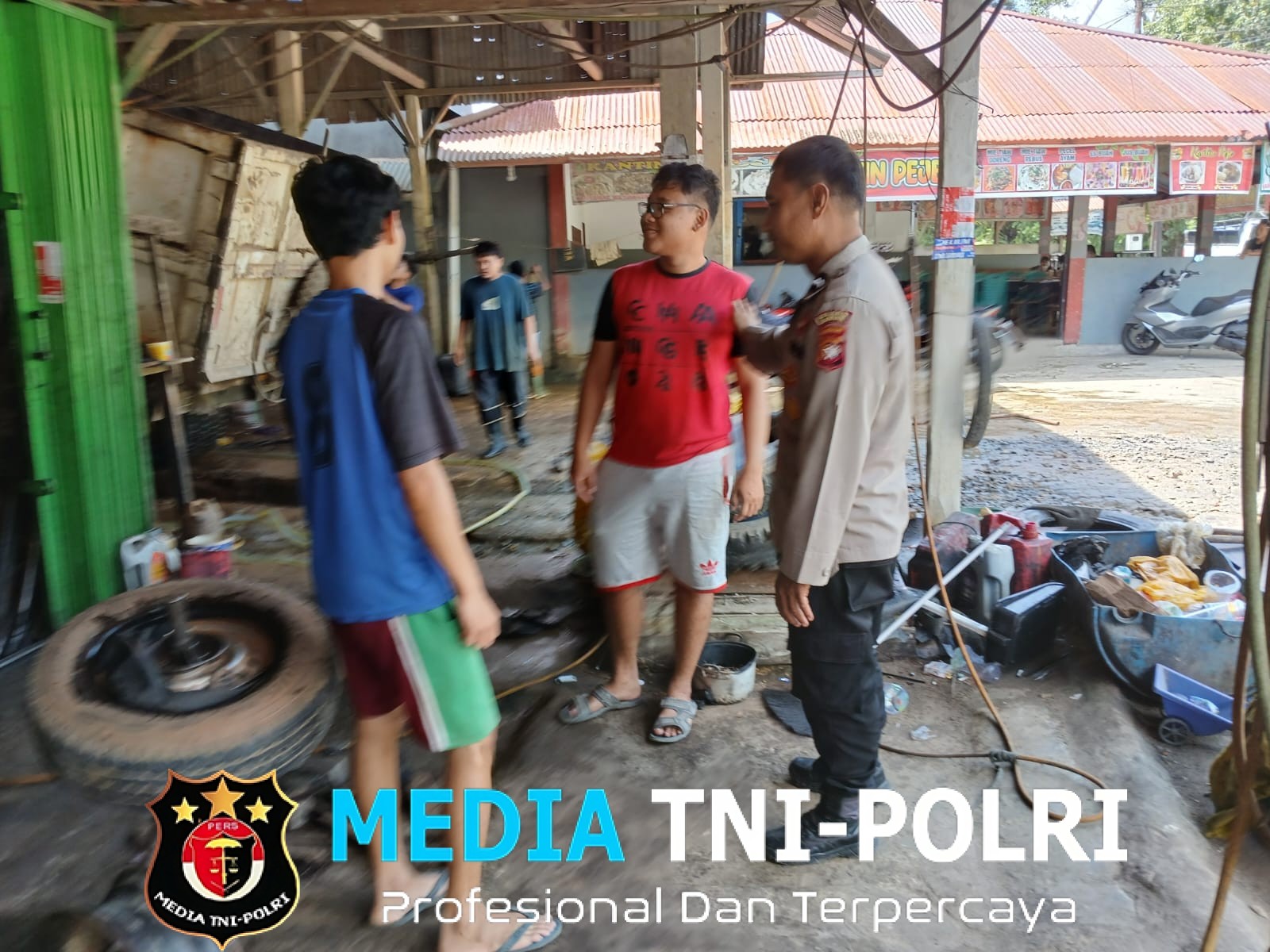 Polsek Mandor Laksanakan Patroli Siang dan Sampaikan Pesan Kamtibmas