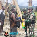 Bakti TNI Evakuasi Kendaraan Satgas Yonif 521/DY Bersama Warga Truk Muat Pasir Yang Terguling di Distrik Walesi