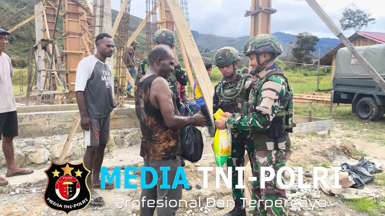 Bakti TNI Evakuasi Kendaraan Satgas Yonif 521/DY Bersama Warga Truk Muat Pasir Yang Terguling di Distrik Walesi