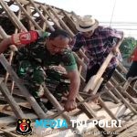 Babinsa Bendogrit Bantu Perbaikan Atap Rumah Warga Ibu Djumiati