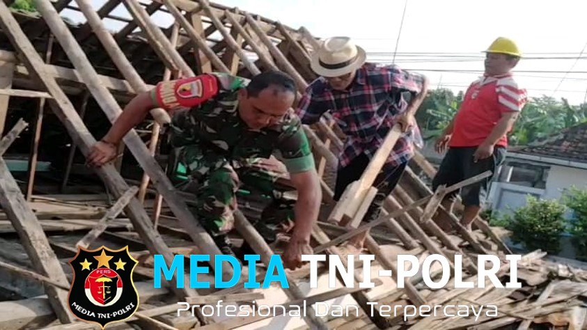 Babinsa Bendogrit Bantu Perbaikan Atap Rumah Warga Ibu Djumiati