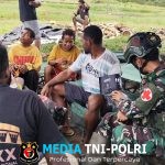 Pos Tarup Satgas Yonif 751/VJS Anjangsana di Kantor Distrik Tarup Salurkan Bola Kaki untuk Warga, Buka Pengobatan di Tenda Pos