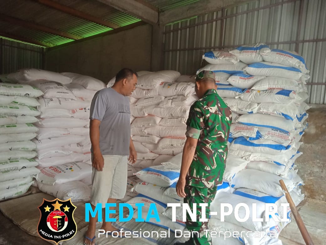 Babinsa Kemusu Turun Langsung ke Kios Pertanian, Pastikan Stok Pupuk Aman dan Tepat Sasaran
